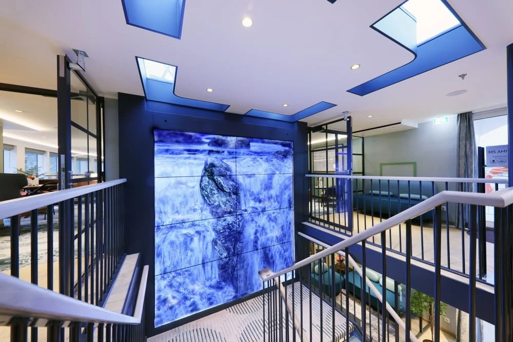 Videowall MS Amina Phoenix Reisen project